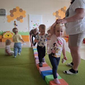 Dzieci ćwiczą na zajęciach z jogi