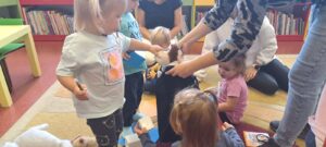 Dzieci wrzucają zabawki do worka