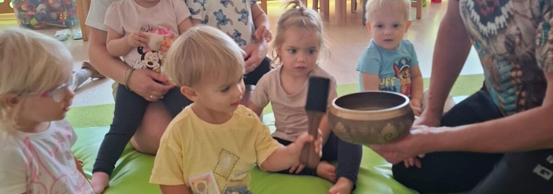 Dzieci ćwiczą na zajęciach z jogi