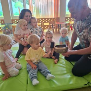 Dzieci ćwiczą na zajęciach z jogi