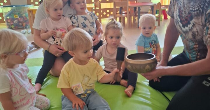 Dzieci ćwiczą na zajęciach z jogi