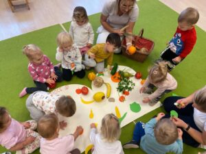Dzieci dopasowują kształty owoców i warzyw