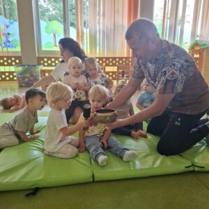 Dzieci ćwiczą na zajęciach z jogi