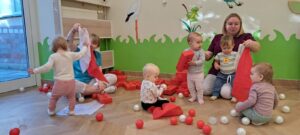 ciocie pokazują dzieciom białe i czerwonw chusty, symbolizujące Polskie barwy narodowe
