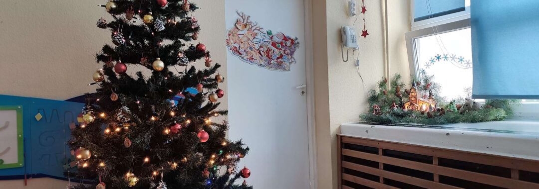 Przystrojona choinka i stroik na parapecie