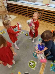Dziewczynki przytulają lalki