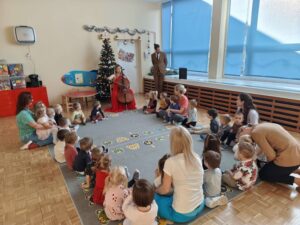 Pani gra dla dzieci kolędy na wiolonczeli.