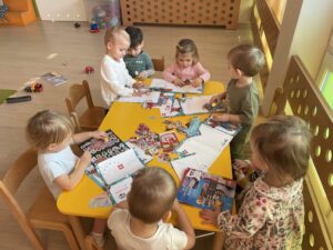 Dzieci wykonują list do Mikołaja