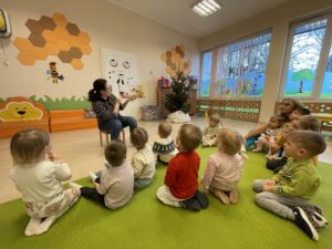 Pani z biblioteki czyta dzieciom bajki