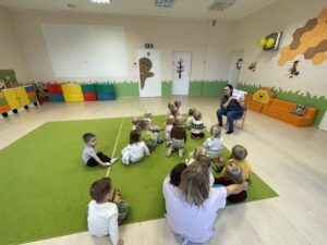 Pani z biblioteki czyta dzieciom bajki