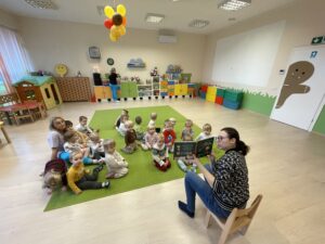 Pani z biblioteki czyta dzieciom bajki