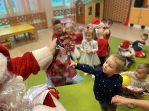 Mikołaj wręcza dzieciom prezenty