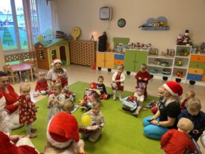 Mikołaj wręcza dzieciom prezenty