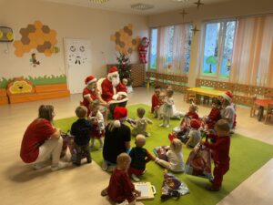 Mikołaj wręcza dzieciom prezenty