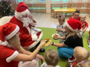 Dzieci częstują Mikołaja ciasteczkami