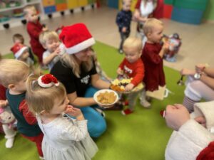 Dzieci częstują Mikołaja ciasteczkami