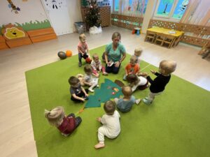 Dzieci ubierają choinkę