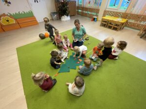 Dzieci ubierają choinkę