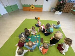 Dzieci ubierają choinkę