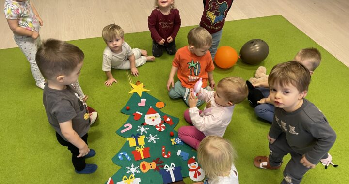 Dzieci ubierają choinkę