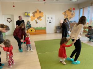 Zajęcia otwarte z rodzicami-wspólne tańce z panią Basią