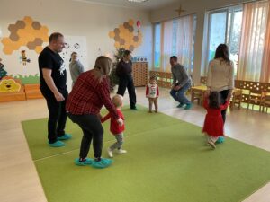 Zajęcia otwarte z rodzicami-wspólne tańce z panią Basią