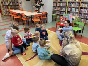 Pani z biblioteki czyta dzieciom bajki