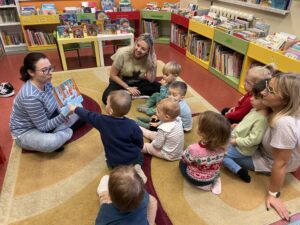 Pani z biblioteki czyta dzieciom bajki