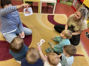 Pani z biblioteki czyta dzieciom bajki