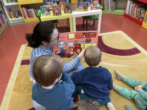 Pani z biblioteki czyta dzieciom bajki