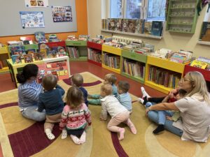 Pani z biblioteki czyta dzieciom bajki