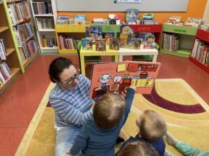 Pani z biblioteki czyta dzieciom bajki