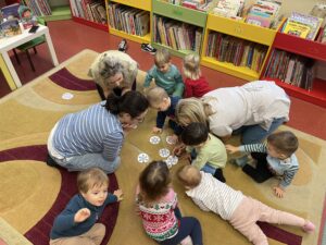 Pani z biblioteki czyta dzieciom bajki