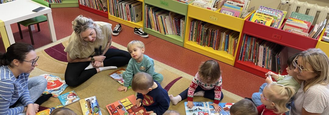 Pani z biblioteki czyta dzieciom bajki