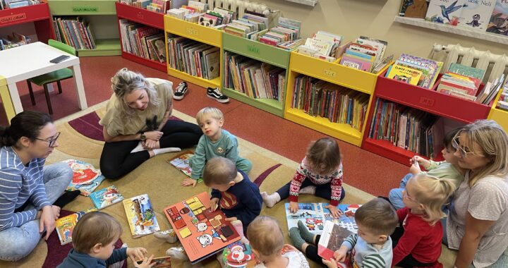 Pani z biblioteki czyta dzieciom bajki