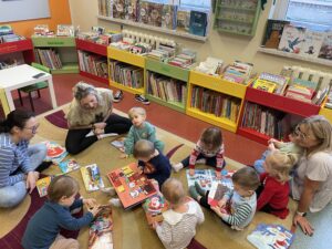 Pani z biblioteki czyta dzieciom bajki