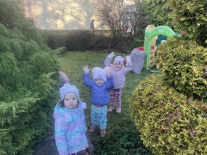 Dzieci na spacerku w ogrodzie żłobka
