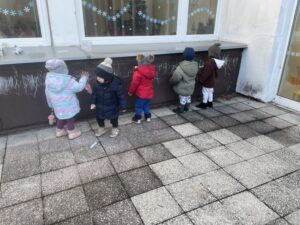 Dzieci na spacerku w ogrodzie żłobka