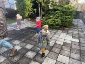 Dzieci na spacerku w ogrodzie żłobka