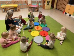 Dzieci układają klocki na odpowiednich kolorach kółek