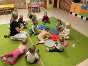 Dzieci układają klocki na odpowiednich kolorach kółek