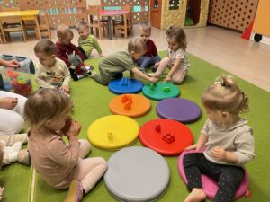 Dzieci układają klocki na odpowiednich kolorach kółek