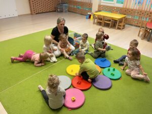 Dzieci układają klocki na odpowiednich kolorach kółek