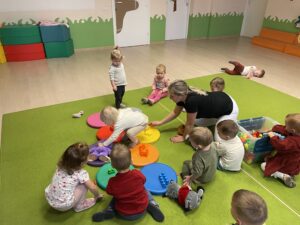 Dzieci układają klocki na odpowiednich kolorach kółek