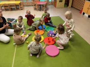 Dzieci układają klocki na odpowiednich kolorach kółek