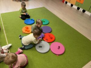 Dzieci układają klocki na odpowiednich kolorach kółek