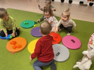 Dzieci układają klocki na odpowiednich kolorach kółek