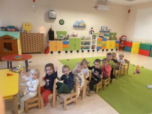 Dzieci bawią się w pociąg