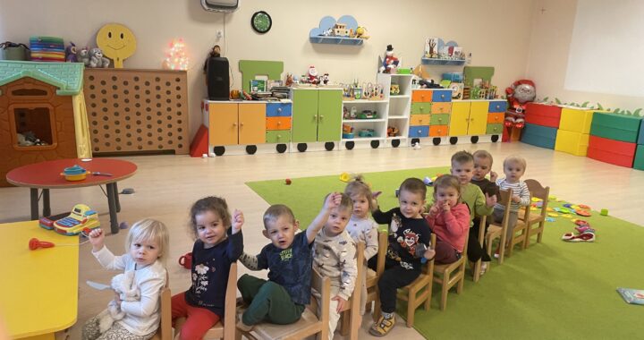 Dzieci bawią się w pociąg
