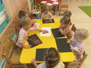 Dzieci robią pracę plastyczną-fajerwerki
